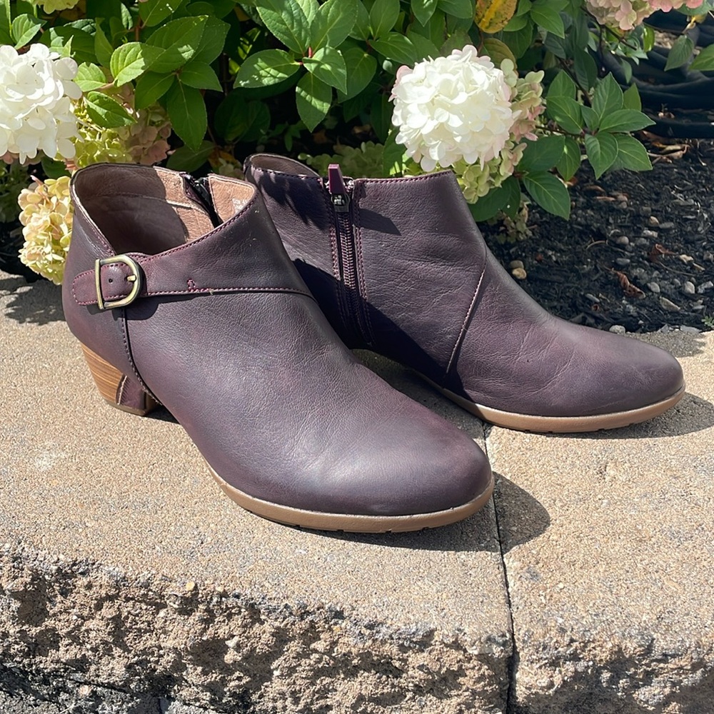 Dansko EU 41 Women Darbie Fig Comfort Low Ankle Bootie Heels Side Zip Aubergine